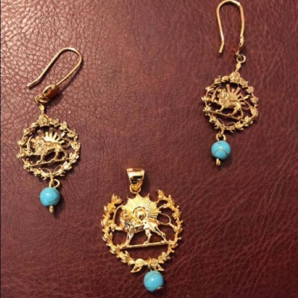 Earrings, and gold design necklaces, a very beautiful .